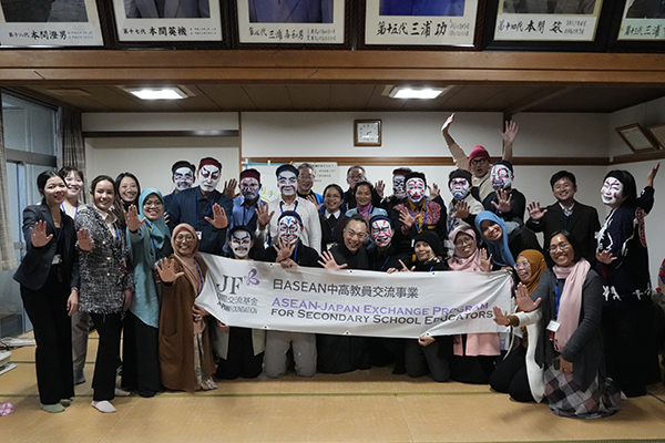 隈取体験した参加者30名が写っている