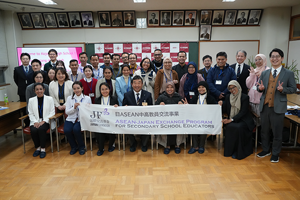 米沢興譲館高校の屋内にて、参加者や高校関係者35名が写っている