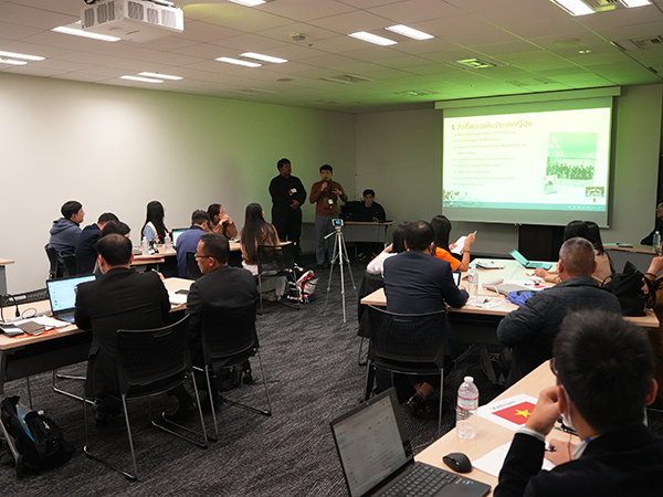 会議室でラップアップセッションをしている参加者たち