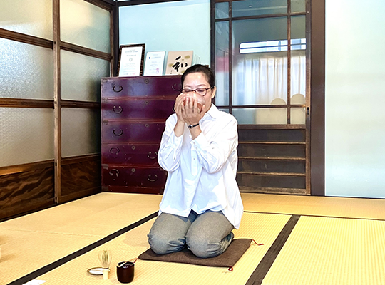 和室で畳に正座して茶道をたしなむヴァンペン・ケオパンニャー館長