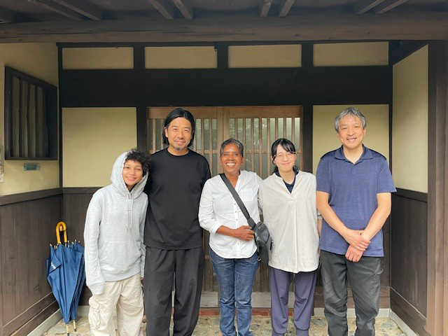 In front of a Japanese house, there are five people, including Bella Galhos.