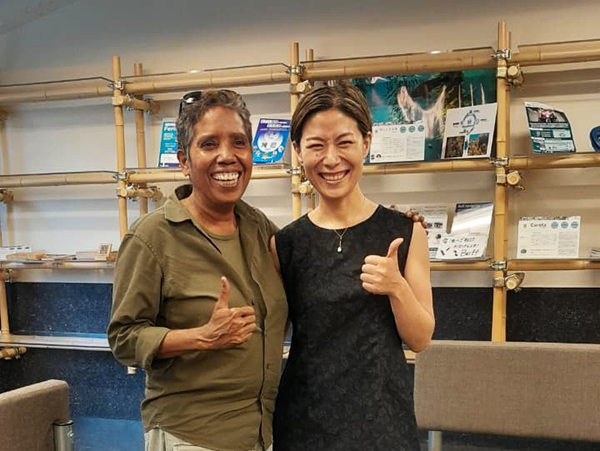 A woman and Bella Galhos are smiling in the photo.