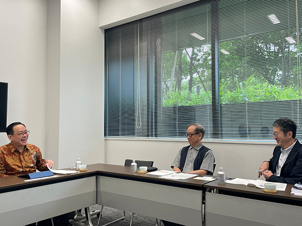 JFの会議室でマティウス・ホー氏が島薗進先生と小川忠先生と話をしている