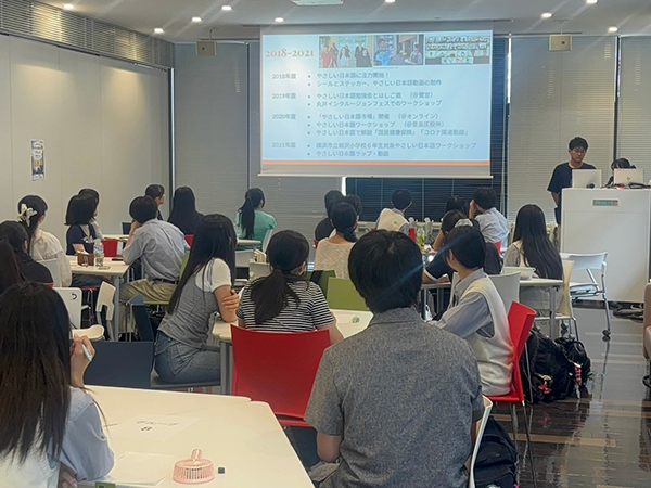 明治大学中野キャンパスで行われた「高校生のための多文化共生サマースクール」を視察し、学生と意見交換。
