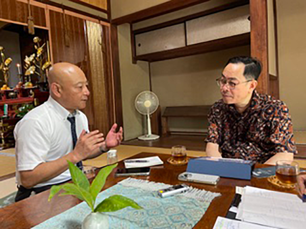 京都の恵妙院で大橋学修住職のお話をうかがっている。