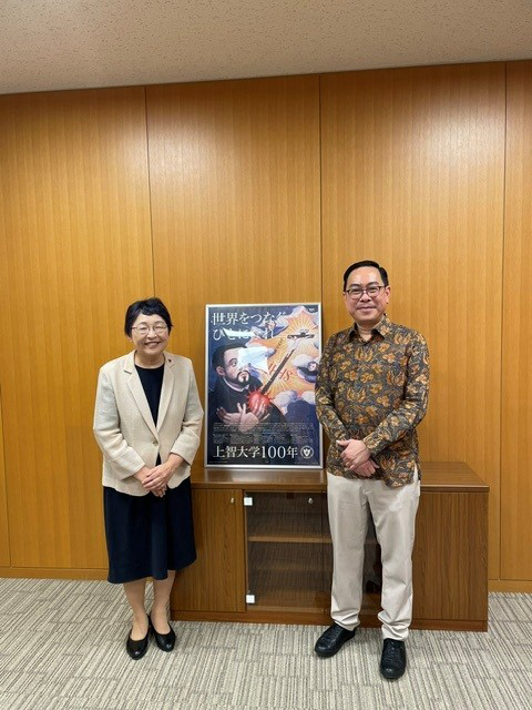 上智大学を訪問した際に杉村美紀学長と記念撮影