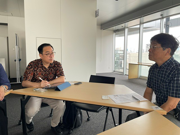 立正大学を訪問し、西田公昭先生と会談している