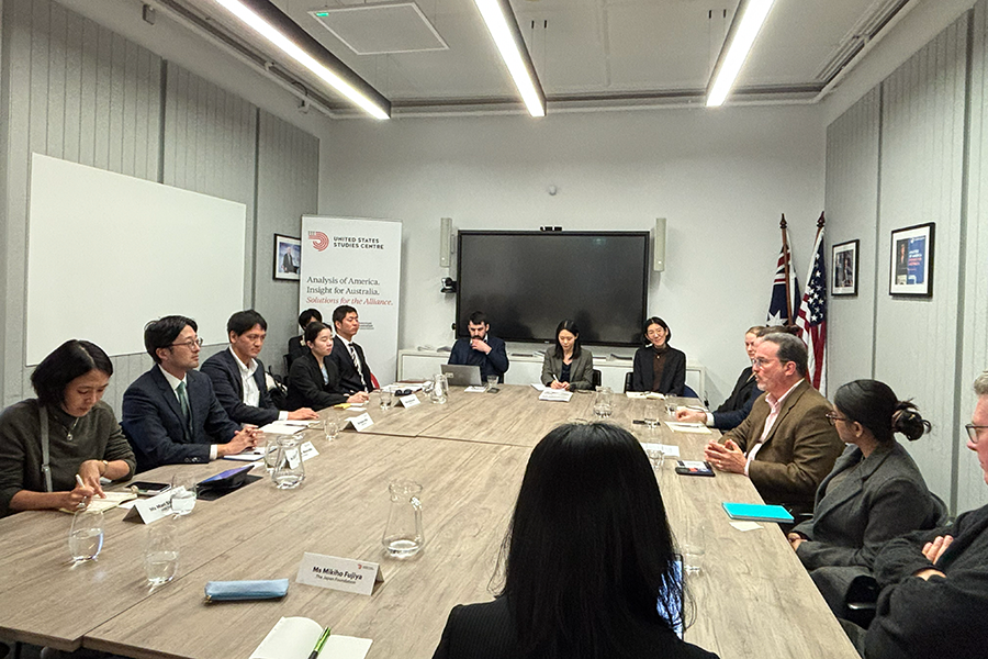 Exchanging views with representatives from the diplomatic, political, and business communities