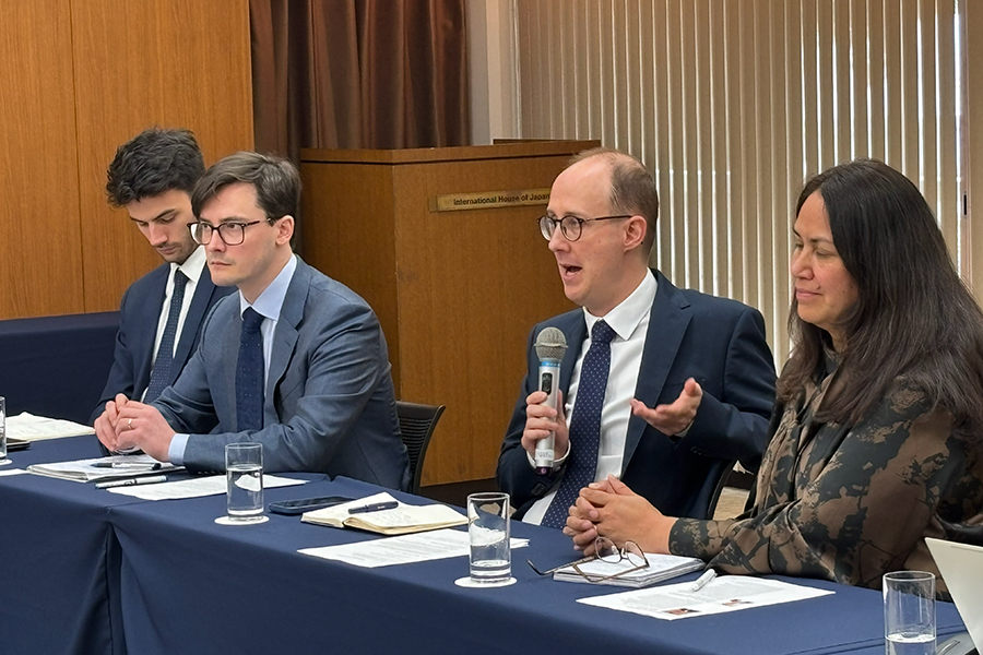 A lively discussion is taking place during the exchange of views