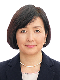 ジャケットを着てこちらを向いている道傳 愛子のポートレート