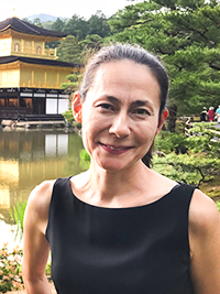 金閣寺の前にいるキャサリン・イバタ・アレンズのポートレート
