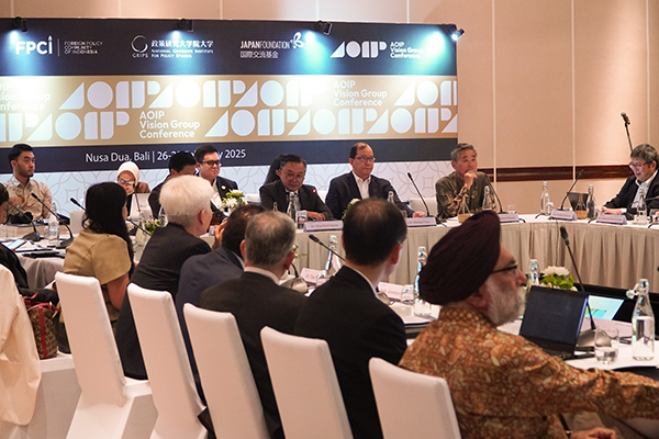 インドネシアのヌサドゥア(バリ)で開催されたグループ会議。ロの字のテーブルに様々な国の人が15名ほど座って話し合っている。
