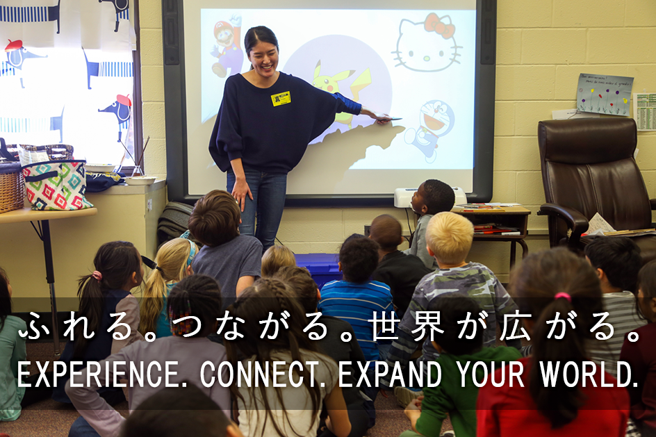 米国の小学校で日本のキャラクターについて教えるコーディネーターの様子