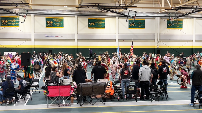 およそ100人ほどのダンサーと、約20名ほどの応援している人が写っている。