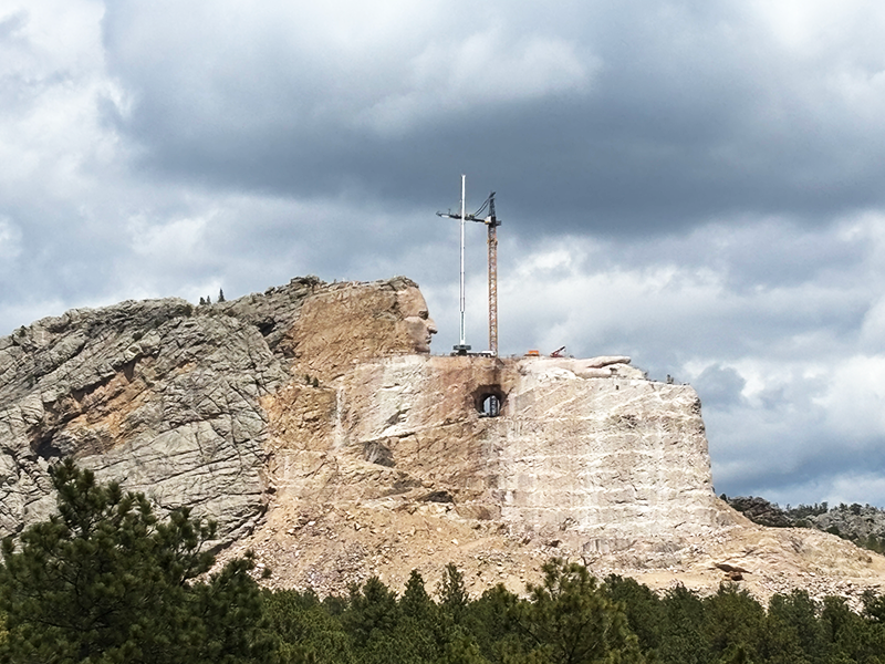 山にラコタ族の英雄であるクレイジー・ホースの顔が刻まれてる。