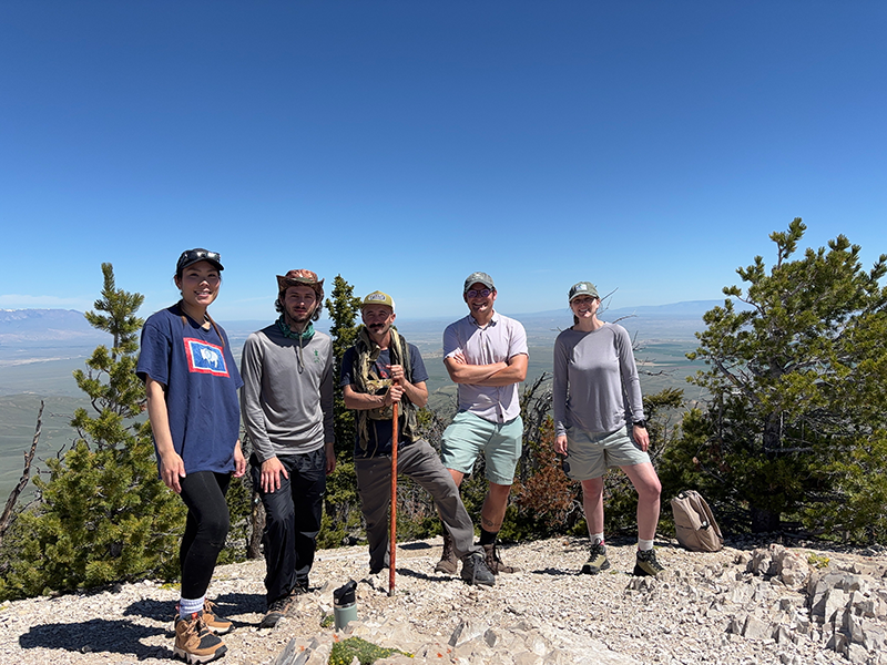 ハートマウンテンにて、山脈を背景に5名が写っている。