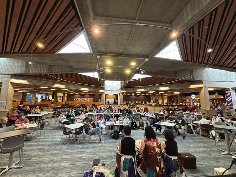 カフェテリアにて、イベントのために50名ほどが集まっている。