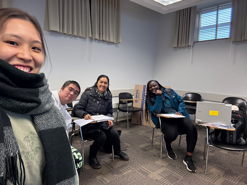 教室の角で、梅田さんとクラスメイト3名が写っている。