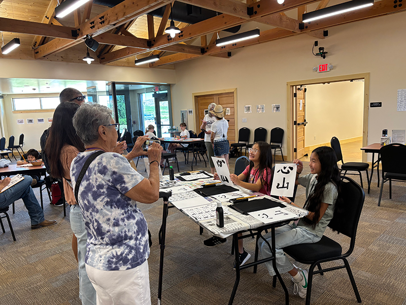 子供たちがワークショップで書道をしている様子