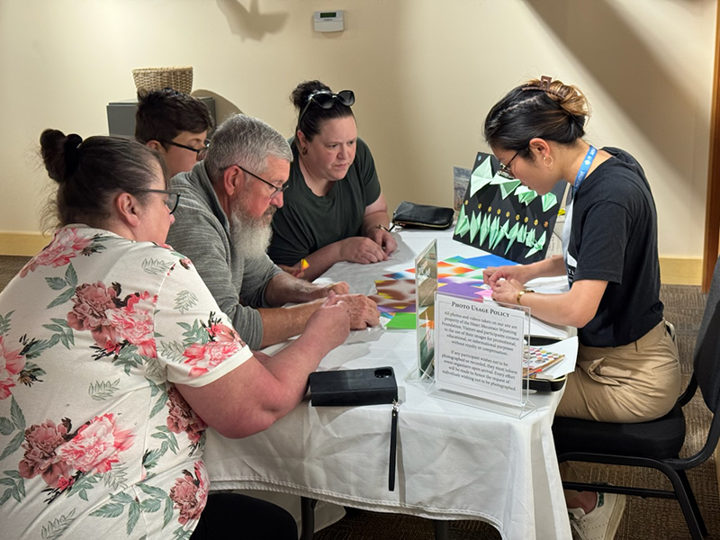 ワークショップで参加者が鶴を折っている