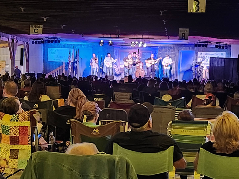 観客席の後方からステージで演奏している人たちを撮影