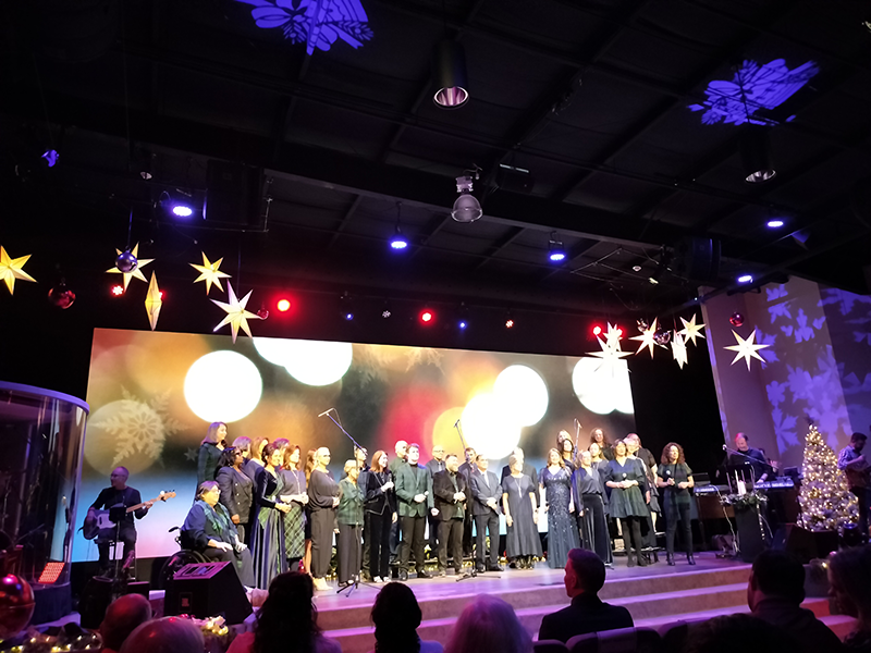 ステージ上で大勢の男女がゴスペル・クワイアを歌っている様子