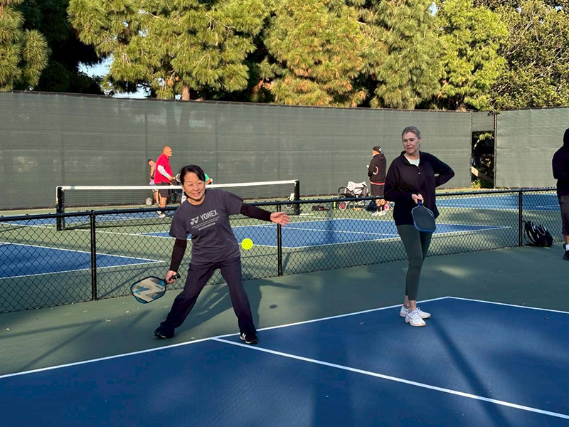 ピックル・ボールをしている男女