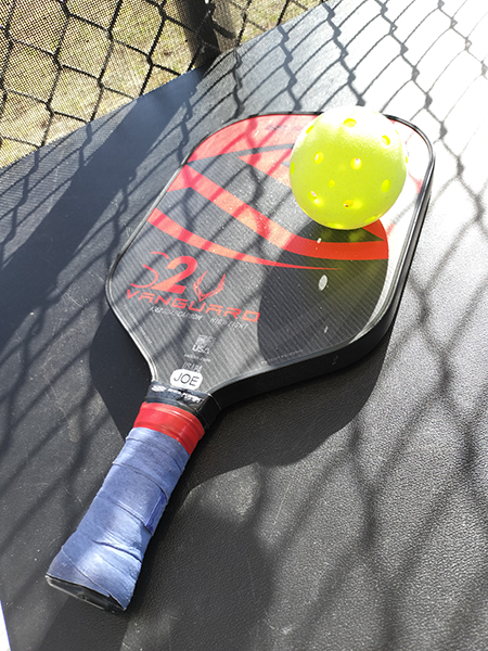 ピックル・ボールのラケットとボール