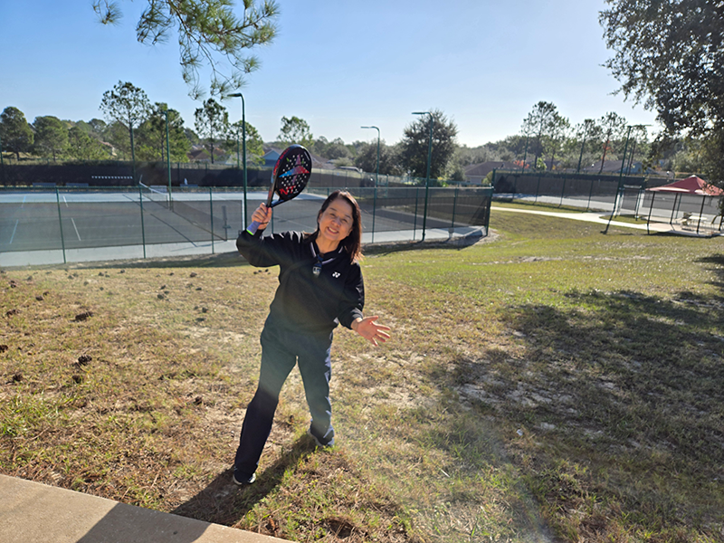 女性がピックル・ボールをしている様子