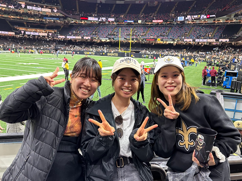 スタジアムで同期と記念写真