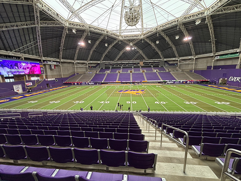 ノーザンアイオワ大学のフットボール競技場の全天候型ドームの写真