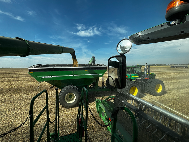 広大な畑で巨大トラクターに乗った写真