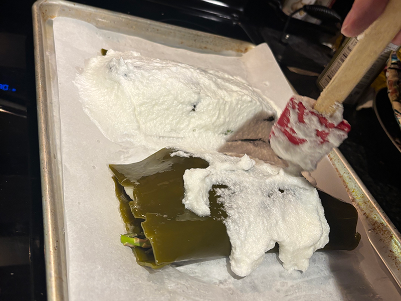 初めての塩釜焼き、作り方を体験している様子