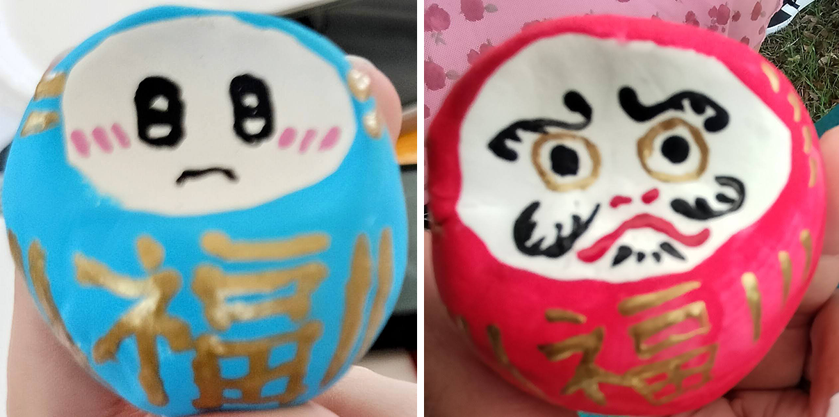 左側が水色のだるま、右側が赤いだるま