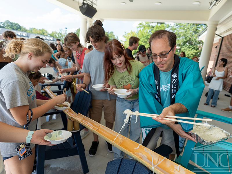 大盛況の流しそうめんのイベント様子