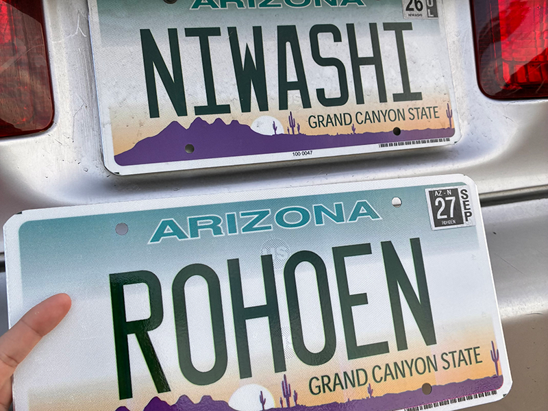 「ROHOEN（鷺鳳園）」と書かれた車のナンバープレートの写真