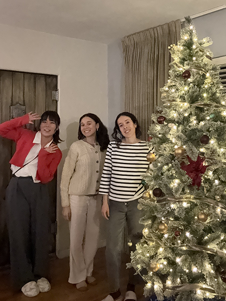 キラキラ輝くクリスマスツリーとルームメイト