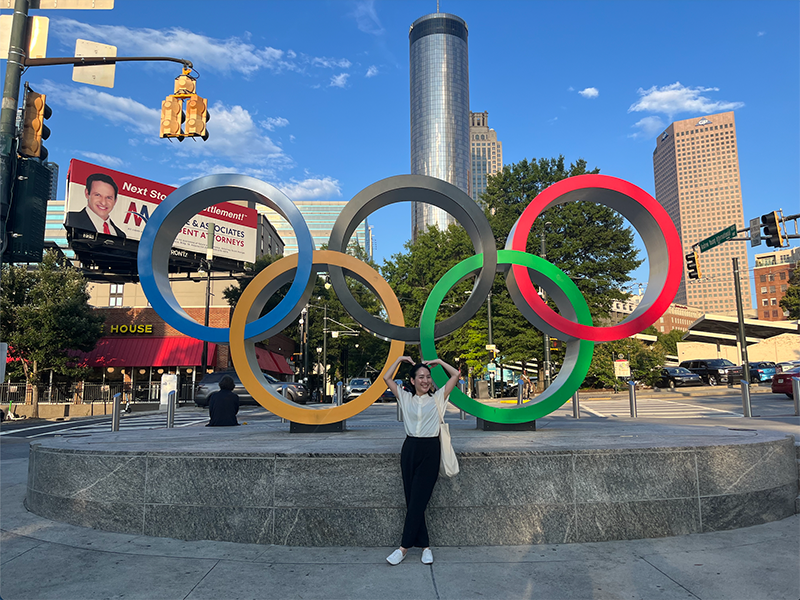 オリンピック公園の五輪モニュメントの前で記念写真
