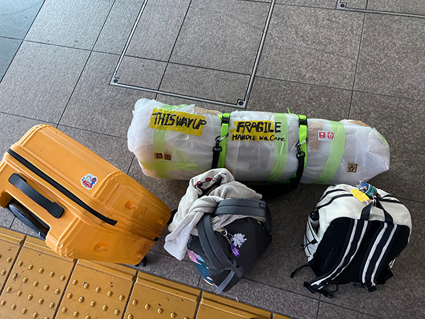 キャリーバッグと壊れないように厳重に梱包したトロンボーン