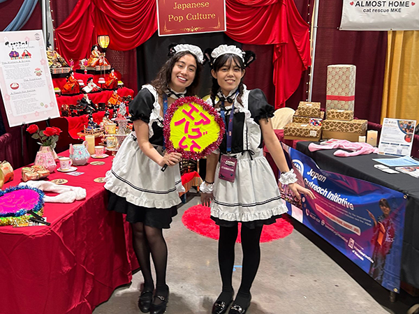 メイド姿の二人の女性