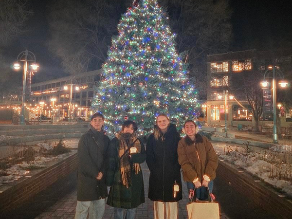クリスマスツリーの前で日本から遊びに来てくれた友人と記念写真