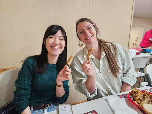 スメルトフライを手に持ち友人とツーショット