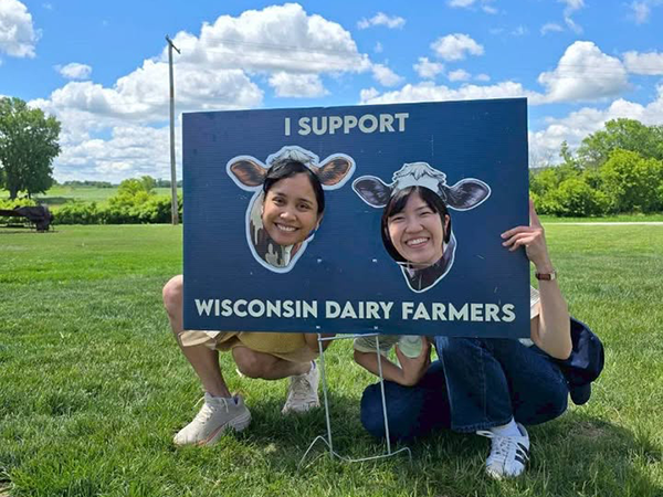 地元の牧場で友人とツーショット