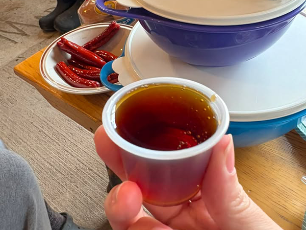 作ったばかりの琥珀色のメープルシロップ