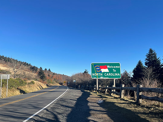 Welcome to North Carolinaと書かれた看板の写真