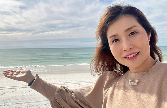 ビーチを手で指し示す本人のポートレート