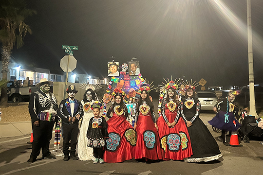 日本と対照的なメキシコ式のお盆で写真撮影大歓迎だった家族