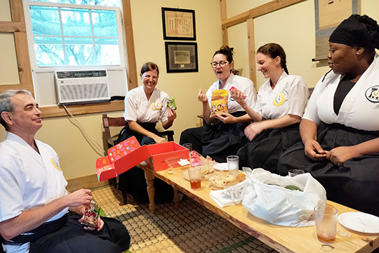 休憩中、日本の駄菓子を食べながら楽しく過ごしている写真