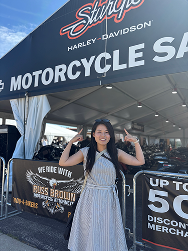 セール中のたくさんのバイクが並んでいる