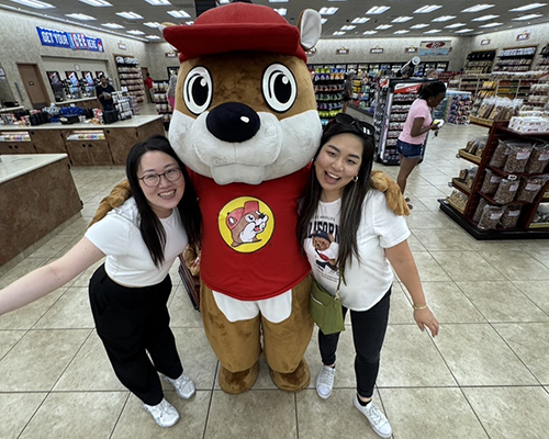 大型ガソリンスタンドチェーン「バッキーズ」のビーバーのマスコットと一緒に撮影した写真